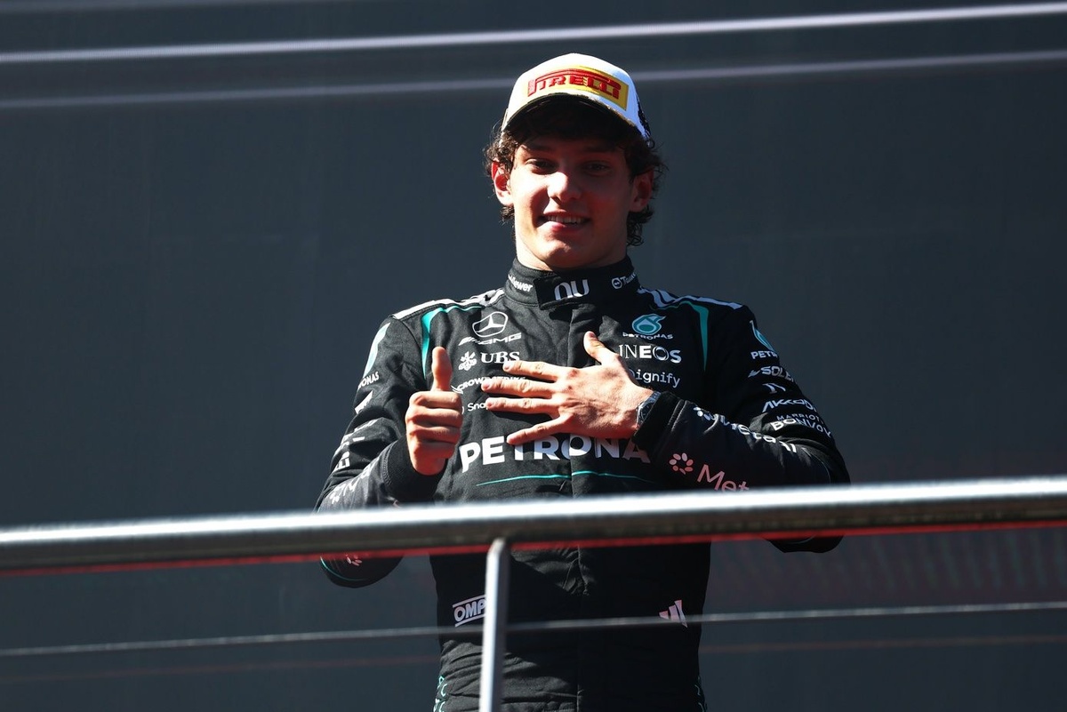 Kimi Antonelli's "precious" moment with father goes viral after Spanish GP win